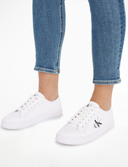 Calvin Klein - ESS VULC MONO W - låga sneakers - white - 5