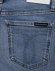 Calvin Klein Jeans - HIGH RISE SHORT - farkkushortsit - da102 bleach blue double shade - 4
