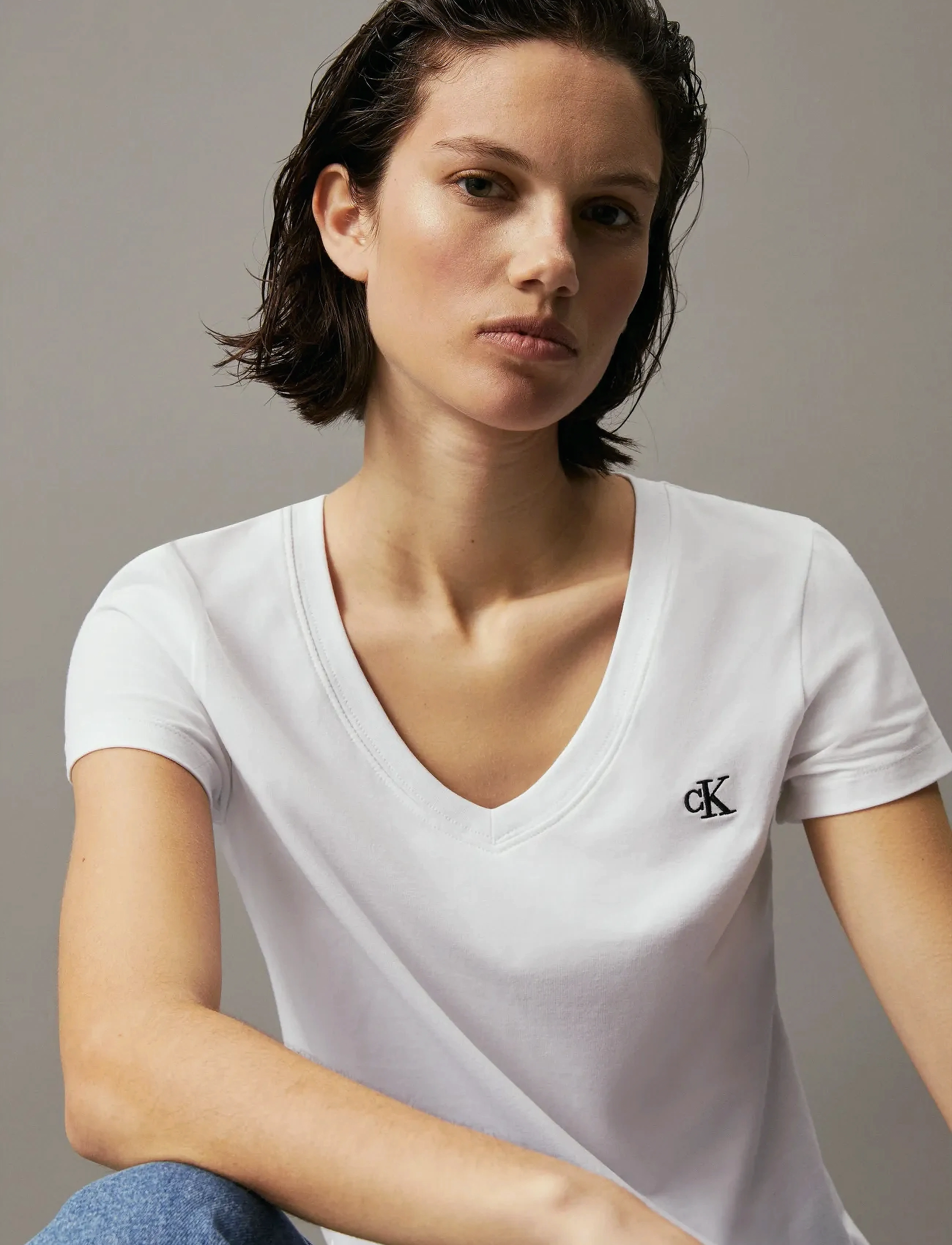 Calvin Klein Jeans - CK EMBROIDERY STRETCH V-NECK - t-shirts - bright white - 4