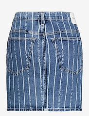 Calvin Klein Jeans - PLUS SIZE - HIGH RISE MINI SKIRT - da149 light blue stripe - 1