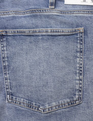 Calvin Klein Jeans - MOM SHORT PLUS - jeansshorts - denim medium - 4