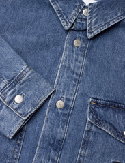 Calvin Klein Jeans - UTILITY POP-OVER SHIRT DRESS - jeansklänningar - denim light - 2