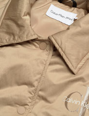Calvin Klein Jeans - OVERSIZED PADDED COACH JACKET - Žieminės striukės - travertine - 2