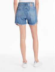 Calvin Klein Jeans - MOM SHORT - denim shorts - denim medium - 3