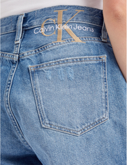 Calvin Klein Jeans - MOM SHORT - farkkushortsit - denim medium - 4