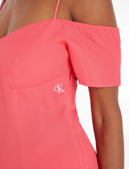 Calvin Klein Jeans - OFF SHOULDER MINI DRESS - vakarėlių drabužiai išparduotuvių kainomis - pink flash - 4