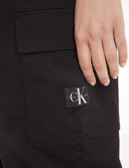Calvin Klein Jeans - STRETCH TWILL HIGH RISE STRAIGHT - spodnie cargo - ck black - 4