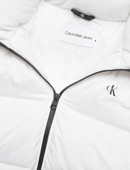 Calvin Klein Jeans - MW DOWN ARCHETYPE SHORT PUFFER - Žieminės striukės - bright white - 2