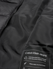 Calvin Klein Jeans - MW DOWN ARCHETYPE SHORT PUFFER - Žieminės striukės - ck black - 7
