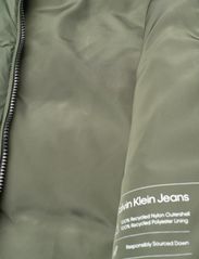 Calvin Klein Jeans - MW DOWN ARCHETYPE SHORT PUFFER - Žieminės striukės - thyme - 5