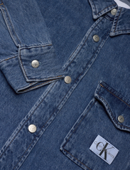 Calvin Klein Jeans - BELTED UTILITY SHIRT DRESS - denimkjoler - denim light - 2