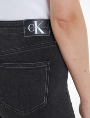 Calvin Klein Jeans - HIGH RISE SKINNY - liibuvad teksad - denim black - 4
