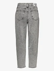 Calvin Klein Jeans - MOM JEAN - mom stila džinsa bikses - denim grey - 1