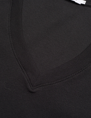 Calvin Klein Jeans - WOVEN LABEL RIB V-NECK TEE - t-shirts & topper - ck black - 2