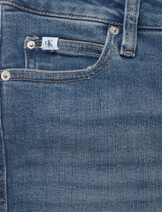 Calvin Klein Jeans - MID RISE SKINNY - siaurėjantys džinsai - denim medium - 2