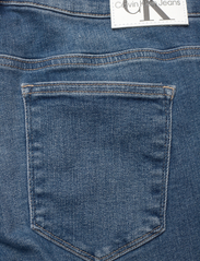 Calvin Klein Jeans - MID RISE SKINNY - džinsa bikses ar šaurām starām - denim medium - 4
