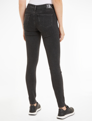 Calvin Klein Jeans - MID RISE SKINNY - džinsa bikses ar šaurām starām - denim black - 3