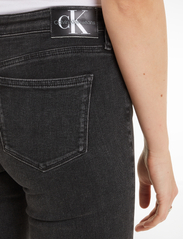 Calvin Klein Jeans - MID RISE SKINNY - džinsa bikses ar šaurām starām - denim black - 4