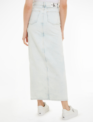 Calvin Klein Jeans - FRONT SPLIT MAXI DENIM SKIRT - maxi nederdele - denim light - 2