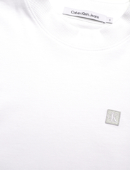 Calvin Klein Jeans - CK EMBRO BADGE BOYFRIEND TEE - marškinėliai - bright white - 2