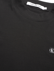 Calvin Klein Jeans - CK EMBRO BADGE BOYFRIEND TEE - t-shirts - ck black - 2