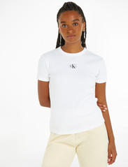 Calvin Klein Jeans - WOVEN LABEL RIB REGULAR TEE - die niedrigsten preise - bright white - 2