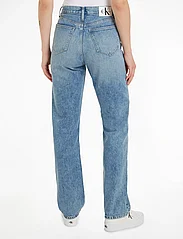 Calvin Klein Jeans - HIGH RISE STRAIGHT - džinsa bikses ar taisnām starām - denim light - 2