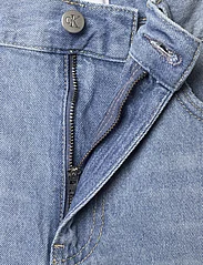 Calvin Klein Jeans - MOM SHORT - short en jeans - denim light - 3