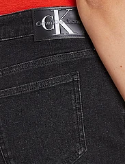 Calvin Klein Jeans - MID RISE SHORT - džinsiniai šortai - denim black - 3