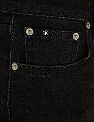 Calvin Klein Jeans - MID RISE SHORT - farkkushortsit - denim black - 5