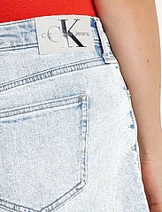 Calvin Klein Jeans - MID RISE SHORT - farkkushortsit - denim light - 3