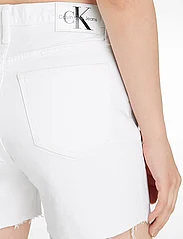Calvin Klein Jeans - MOM SHORT - jeansowe szorty - denim light - 3