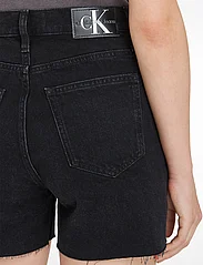 Calvin Klein Jeans - MOM SHORT - korte jeansbroeken - denim black - 3