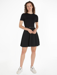 Calvin Klein Jeans - LOGO ELASTIC SHORT SLEEVE DRESS - korte kjoler - ck black - 1