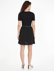 Calvin Klein Jeans - LOGO ELASTIC SHORT SLEEVE DRESS - korte kjoler - ck black - 2