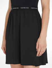 Calvin Klein Jeans - LOGO ELASTIC SHORT SLEEVE DRESS - korte kjoler - ck black - 3