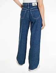 Calvin Klein Jeans - HIGH RISE RELAXED - tiesaus kirpimo džinsai - denim medium - 2
