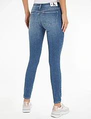 Calvin Klein Jeans - MID RISE SKINNY - džinsa bikses ar šaurām starām - denim medium - 2