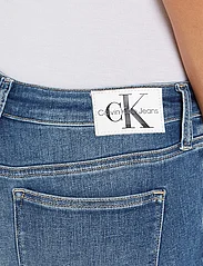 Calvin Klein Jeans - MID RISE SKINNY - siaurėjantys džinsai - denim medium - 3