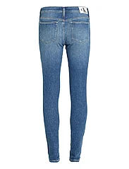 Calvin Klein Jeans - MID RISE SKINNY - siaurėjantys džinsai - denim medium - 4