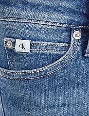 Calvin Klein Jeans - MID RISE SKINNY - siaurėjantys džinsai - denim medium - 5