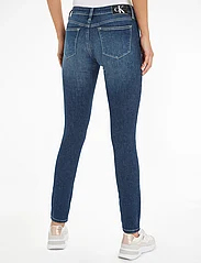 Calvin Klein Jeans - MID RISE SKINNY - džinsa bikses ar šaurām starām - denim dark - 2
