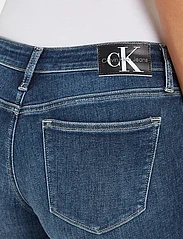 Calvin Klein Jeans - MID RISE SKINNY - siaurėjantys džinsai - denim dark - 3