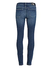 Calvin Klein Jeans - MID RISE SKINNY - siaurėjantys džinsai - denim dark - 4