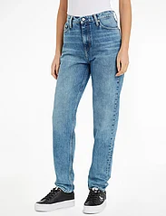 Calvin Klein Jeans - MOM JEAN - mom stila džinsa bikses - denim medium - 1