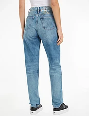Calvin Klein Jeans - MOM JEAN - mom-lõikega teksad - denim medium - 2