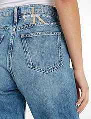 Calvin Klein Jeans - MOM JEAN - mom-lõikega teksad - denim medium - 3
