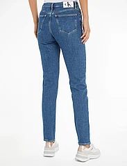 Calvin Klein Jeans - AUTHENTIC SLIM STRAIGHT - džinsa bikses ar tievām starām - denim medium - 2