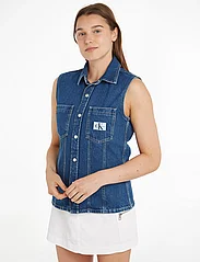 Calvin Klein Jeans - SLEEVELESS LEAN DENIM SHIRT - sleeveless tops - denim medium - 0