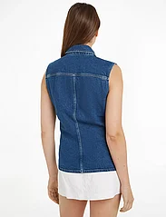 Calvin Klein Jeans - SLEEVELESS LEAN DENIM SHIRT - hihattomat topit - denim medium - 2